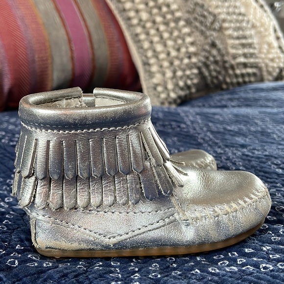 Minnetonka Moccasins Silver Leather Ankle Booties Fringe Zip - Picture 6 of 11